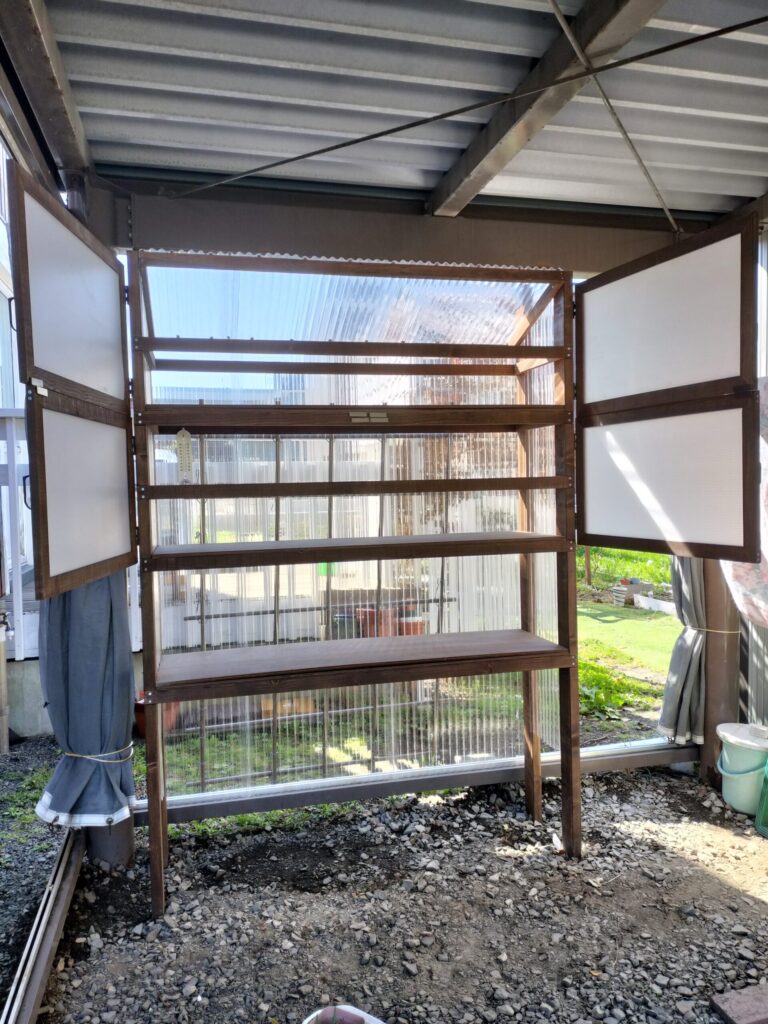前面扉を開けた簡易温室棚
