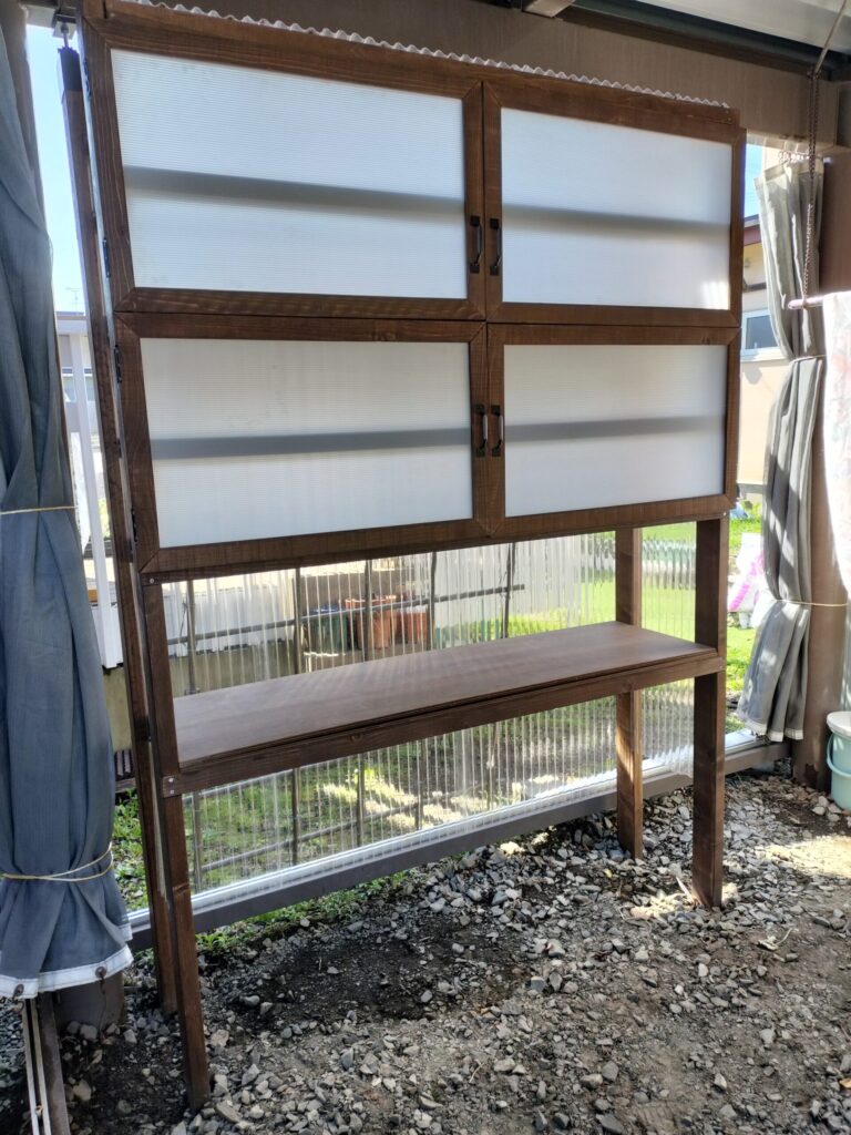 前面扉を閉じた簡易温室棚の完成形