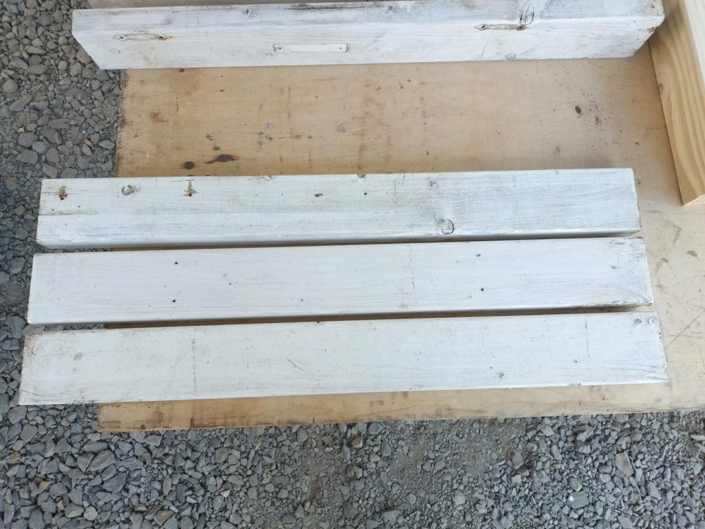 ドッグラン支柱から再利用した白い塗装が残る2×4材