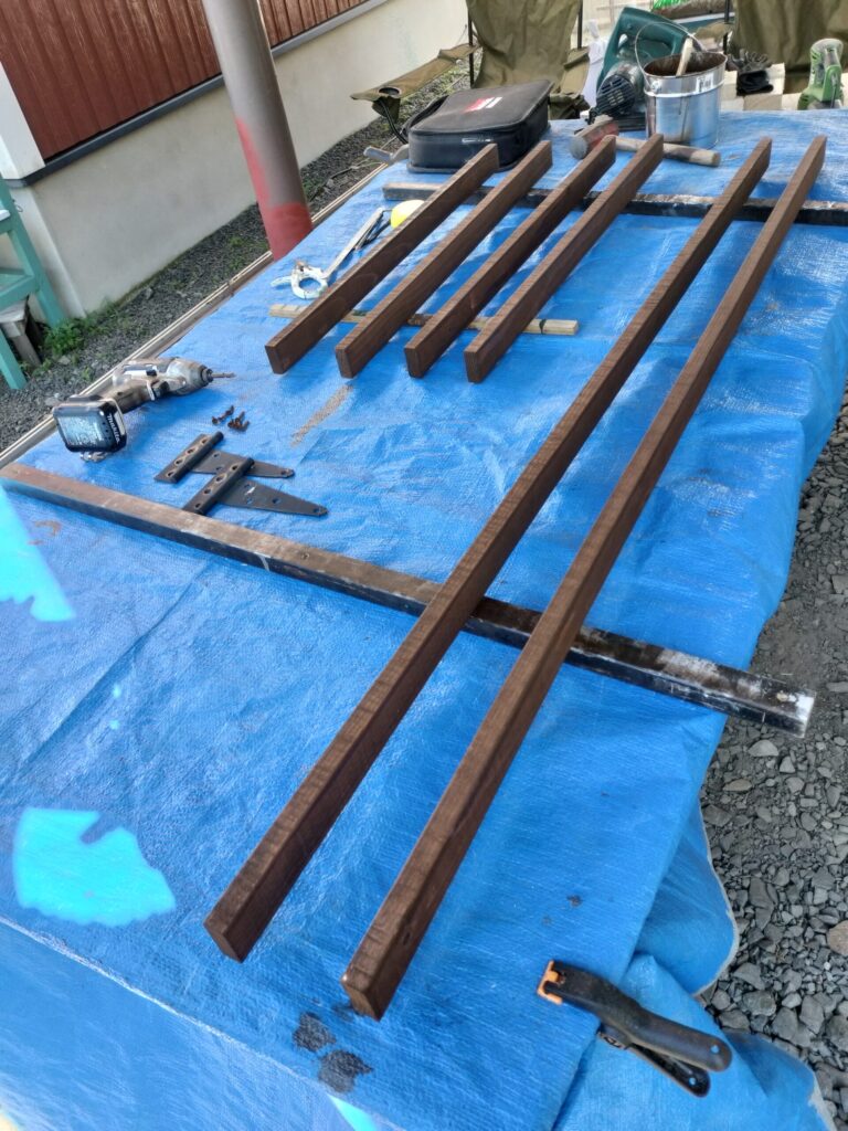 簡易ドア用に準備した胴縁と再利用する蝶番