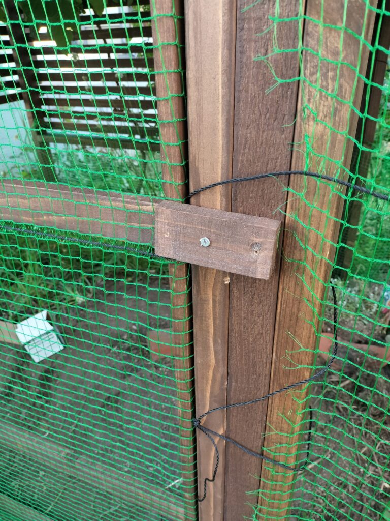 カラス対策として簡易ドアに設置した木製ストッパー