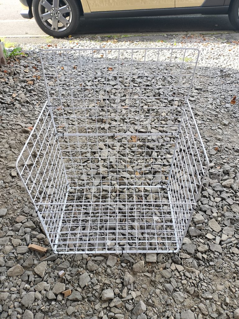 底面と前面と左右の側面と背面をワイヤーラティスで組んだ端材収納
