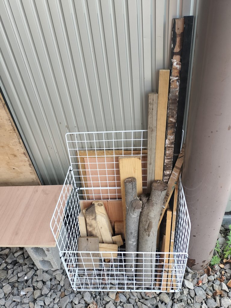 ワイヤーラティスの収納にまとめた木材と端材