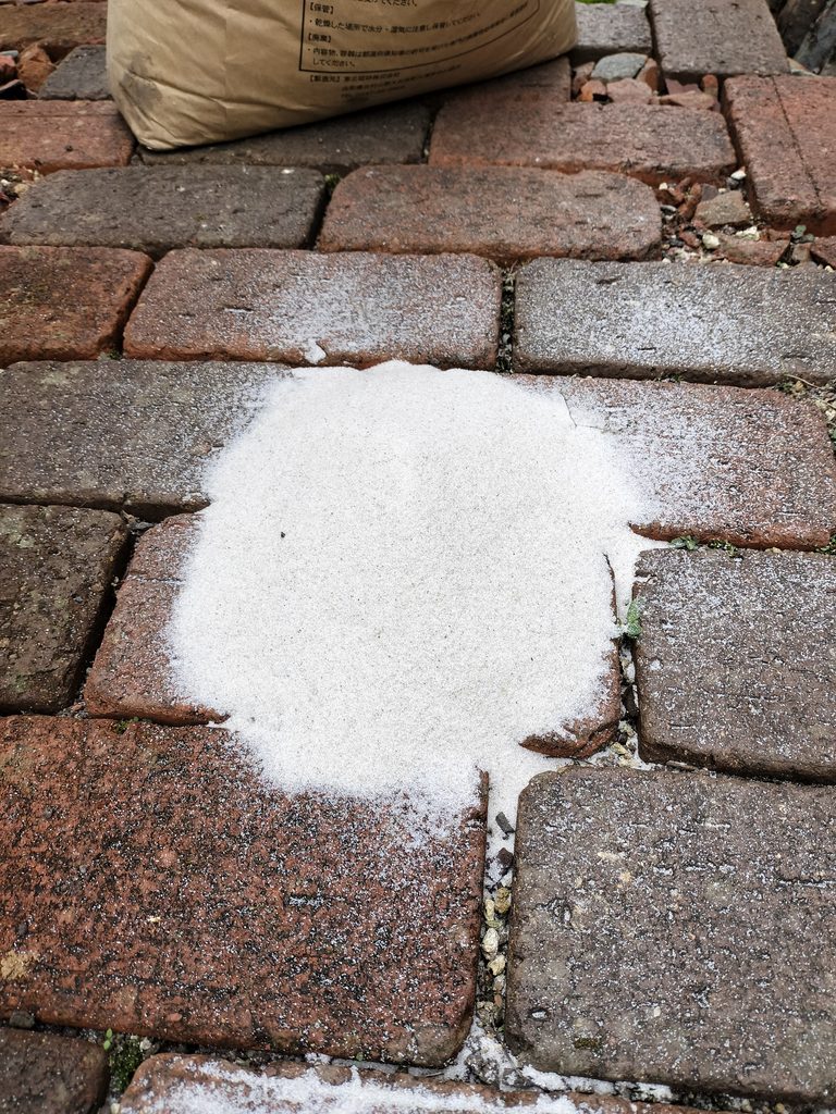 レンガの目地砂補充に使った6号珪砂