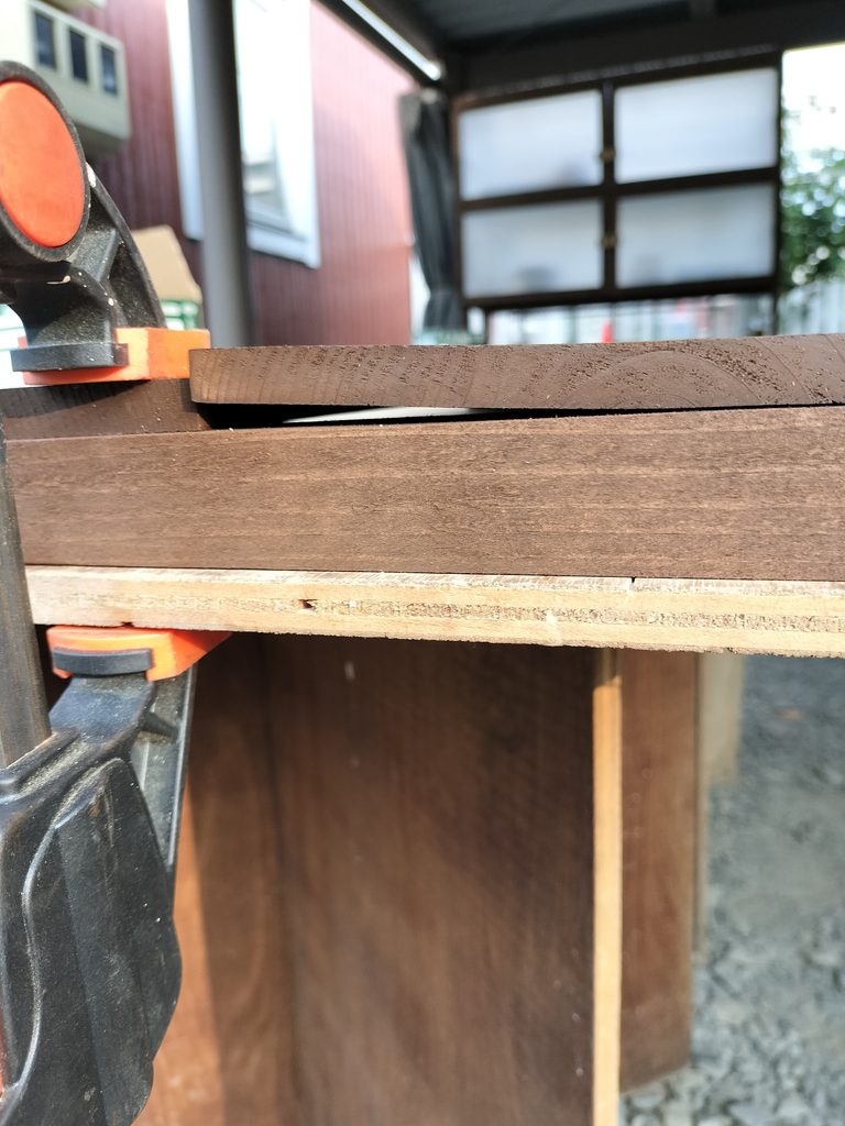 上下の端がそろわず反っているレイズドベッド側面の杉板