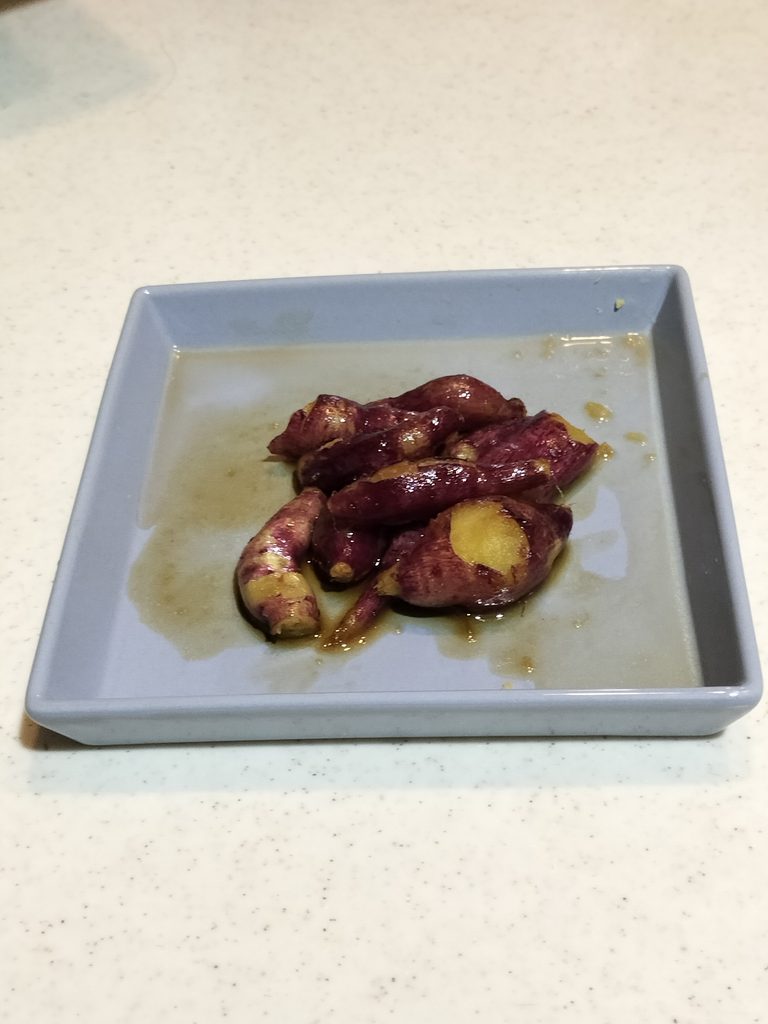 庭で収穫した紅はるかと金時を使ったさつまいもの甘辛煮